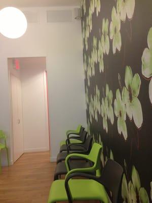 Such pretty walls in the waiting area !