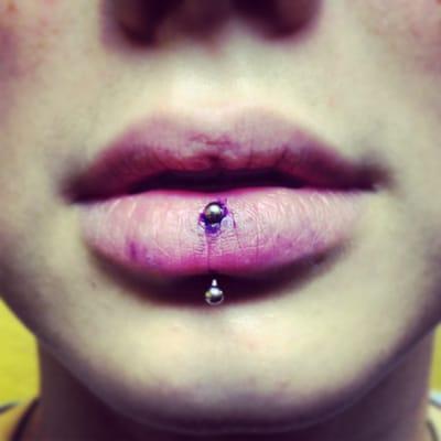 Vertical labret