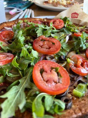 Cauliflower crust pizza with veggies