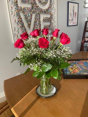 Beautiful arrangement. Even came with instructions on how to preserve flowers with an additional food package.  Highly recommend!