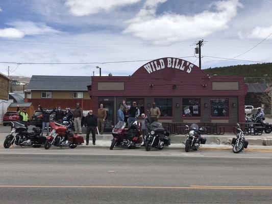 12 bikes/15 bikers with happy bellies full with the best burgers in Leadville!