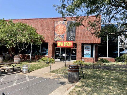 Outside / Exterior of eatery that houses J&J Pizza, Daybreak Kitchen & Biscuits, Senor Ramon's, Crooked Run Brewery - all together!