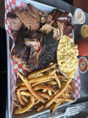 Brisket, ribs and pulled pork (combo plate)