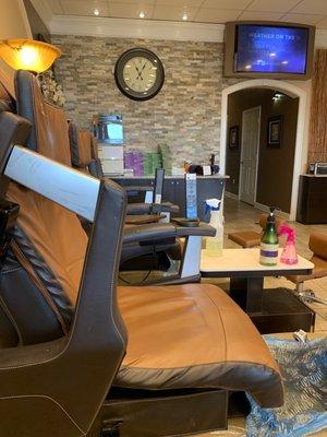 Pedicure thrones--at least 21 of them!