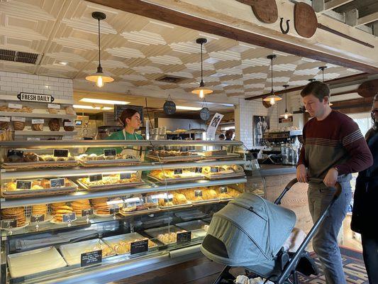 Bakery goods display case