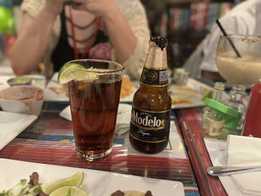 $8 Modelo Especial vs $4 Modelo Negro same amount