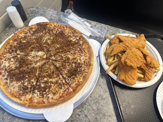 Hamburg Pizza & Chicken Finger Dinner