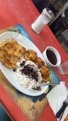 Arroz con frijoles, pollo a la plancha, tostones