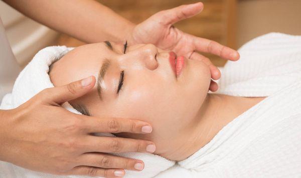 FACIAL MASSAGE: THE SECRET TO YOUNGER-LOOKING SKIN. Best facial massage at Royal Essence.