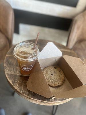 Peach lemonade iced tea + chocolate chip cookie