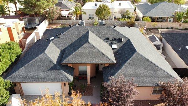 Onyx black . Duration series shingle by Owens Corning