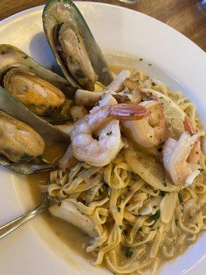 Frutti di mare/White wine lemon butter garlic sauce