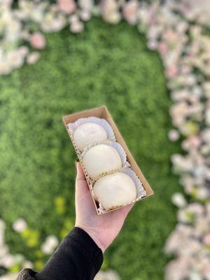 Mango snowballs (mochi with mango and whipped cream)