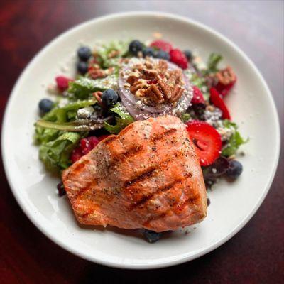 Berry bliss salad with grilled salmon