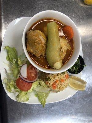 Pulique con arroz y ensalda.
Guatemalan style of chicken stew w/ rice and salad