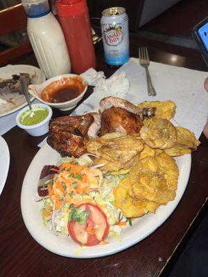 1/2 pollo con tostones y ensalada