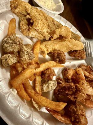 Buffet plate. Includes TENDER chicken gizzards and oysters. Good stuff!