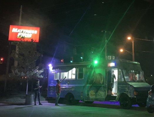 Picture of the Tacos el Podro food truck.