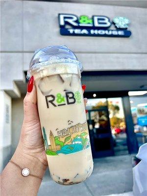 Roasted Oolong Milk Tea with coffee jelly and cheese foam