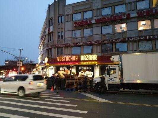 Place is renamed from Samarkand Bazaar to Vostochny Bazaar