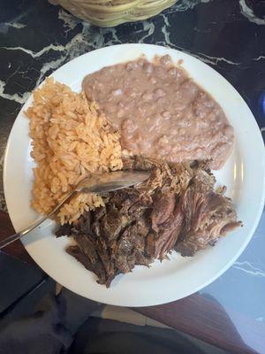 Birria con arroz y frijoles