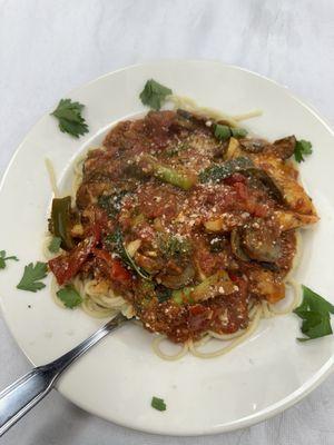 Vegetable Spaghetti with Chicken and Red Sauce