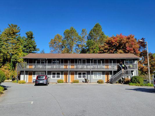 The Little Echo Building has 8 rooms. It is detached from the main lodge.