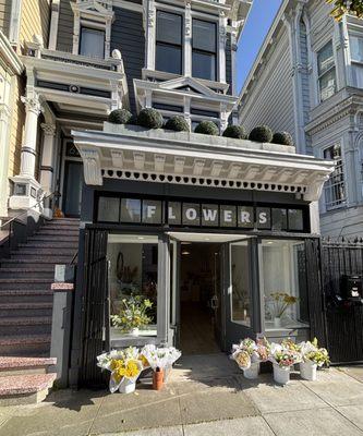 Exterior Photo... Adorable!!! There is a great coffee shop around the corner, we love grabbing coffee and a bouq on the weekends.