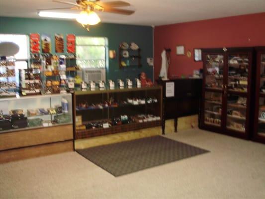 TRADITIONAL PIPE,CIGAR AND TOBACCO STORE