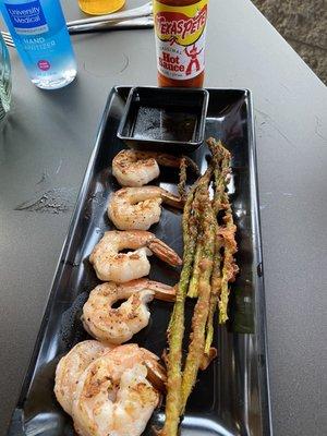 Sautéed shrimp with asparagus