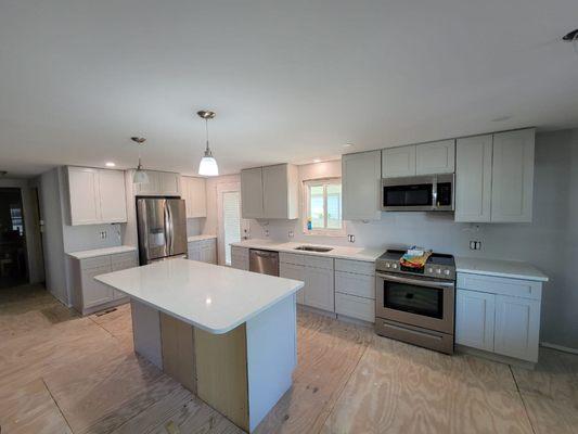 SPARKLING WHITE KITCHEN