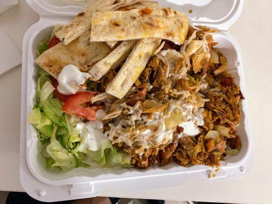 Chicken over rice with salad and pita bread pieces