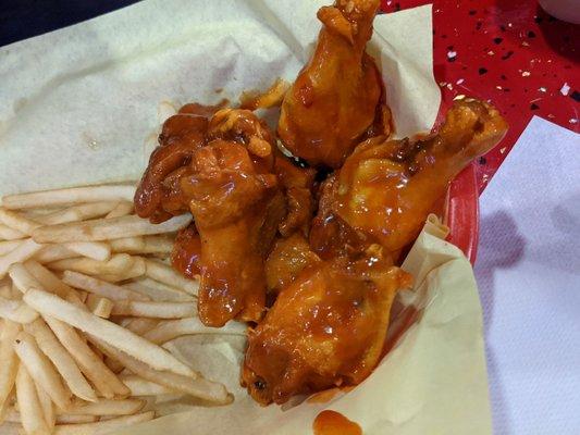 Buffalo chicken wings with fries