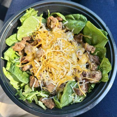 Salad bowl with grilled lamb