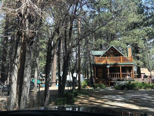 Cute cabin nestled in Big Bear Lake!