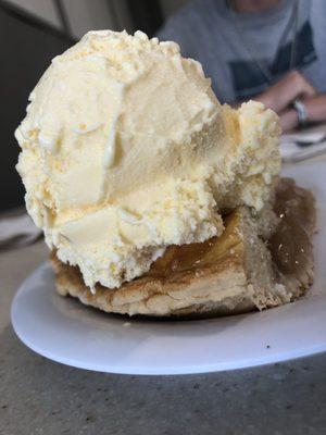 Apple pie with ice cream