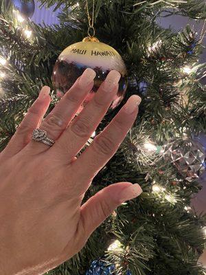 Christmas ombré nails glowing by the tree