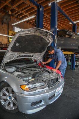 Rony diagnosing the car's issue.