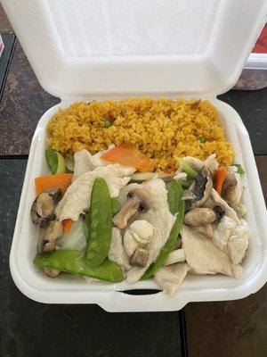 Moo Goo Gai Pan lunch combo with not so fried rice and tasty sauce