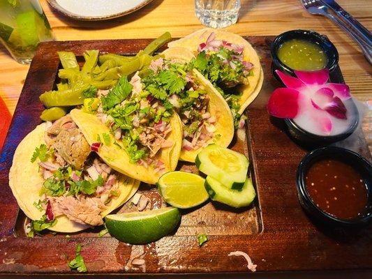 Pinches tacos: carnitas