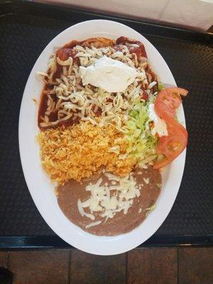 Enchiladas ricas con sus frijoles y arroz y su ensalda y crema encima