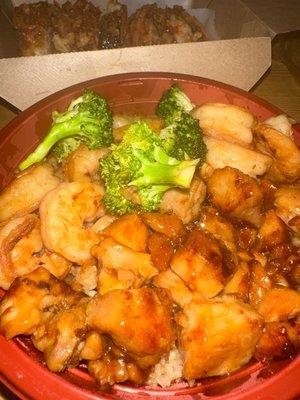 amazing super bowl!!!  Hibachi Shrimp & Teriyaki Chicken Super Bowl (Large)