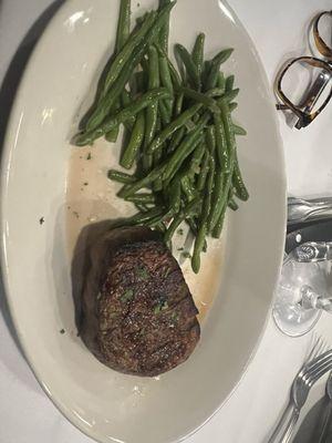 Filet mignon with garlic green beans