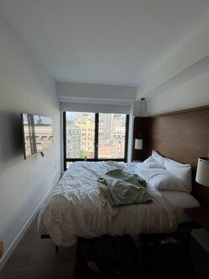 Queen bed with city view