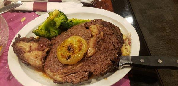 The Friday night Prime Rib Special with broccoli and red bliss mash potatoes under the steak.... It was fantastic