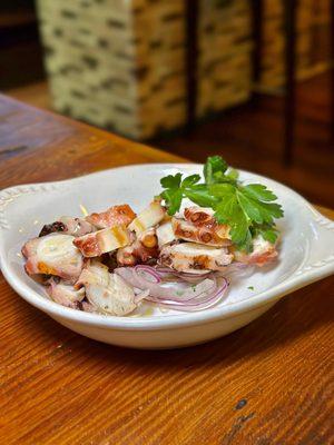 Oktapodi(grilled octopus, red onion, red wine vinegar, olive oil)