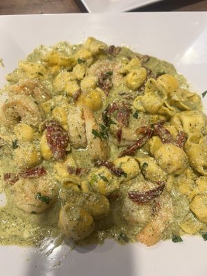 Sacchetti pasta with sun-dried tomatoes in pesto