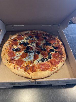 Pepperoni and olive pizza MammaMia !!