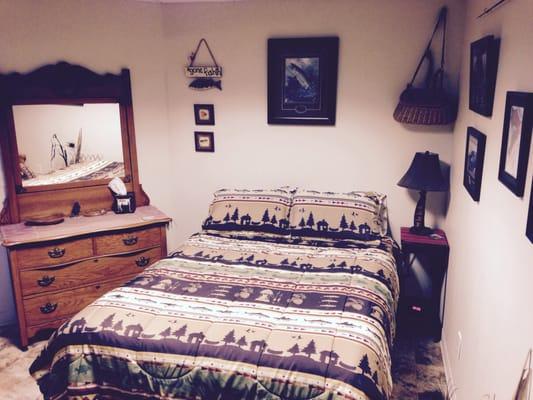 BEAR DEN - Fishing room with queen size  pillow top bed, full size quality futon. Antique fishing decor and art