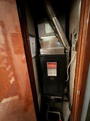 Down flow gas furnace